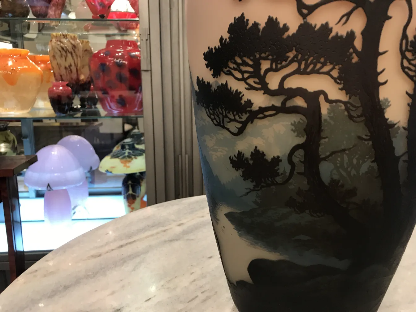 签名玻璃muller fres，具有自然设计和深色背景