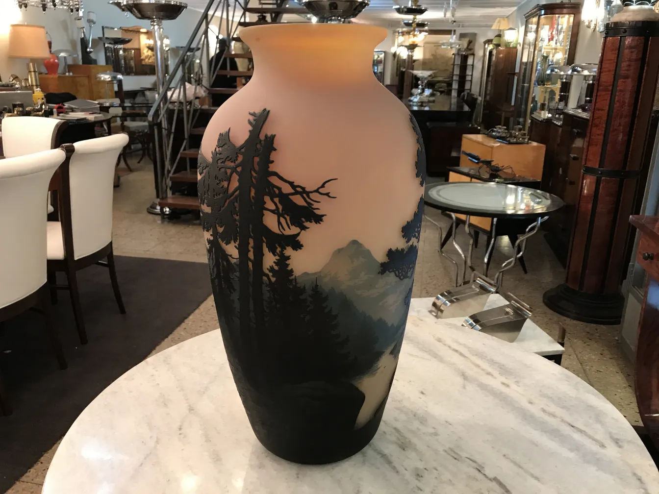 Verre signé par Muller Fres présentant un paysage avec des arbres et des montagnes dans des tons sombres