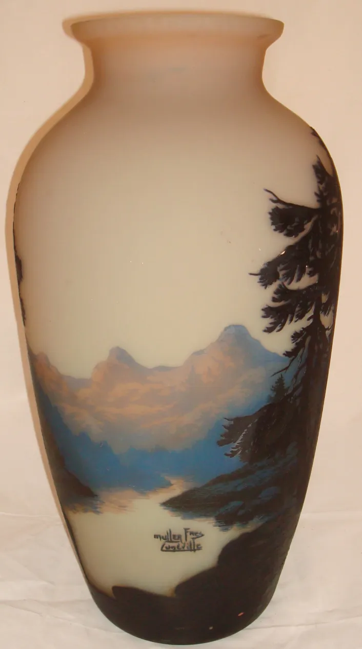 Vaso antico con paesaggio, firmato da Muller Fres. Bellissimi dettagli sulla superficie.