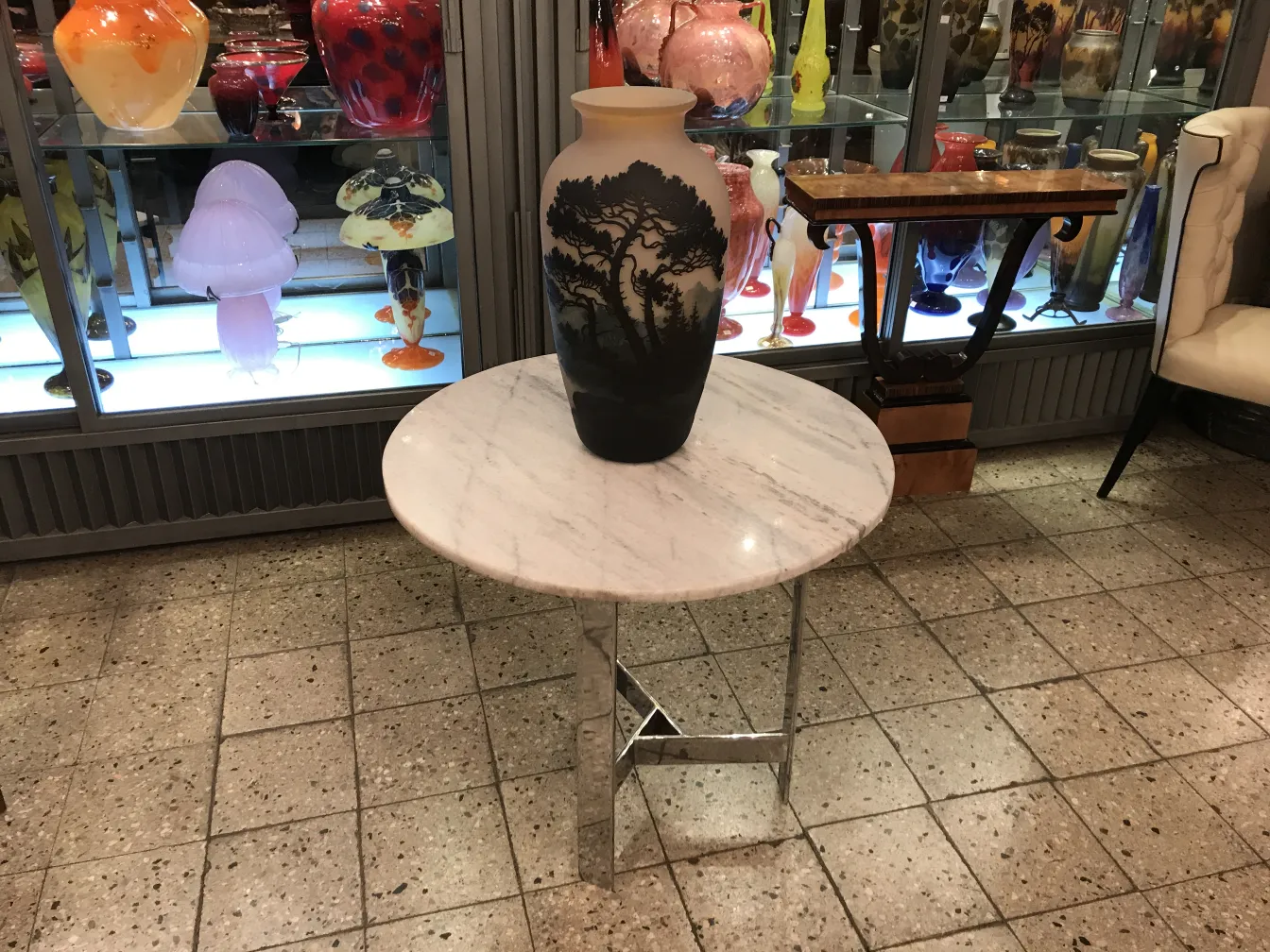 Jarrón antiguo sobre mesa en un entorno de antigüedades