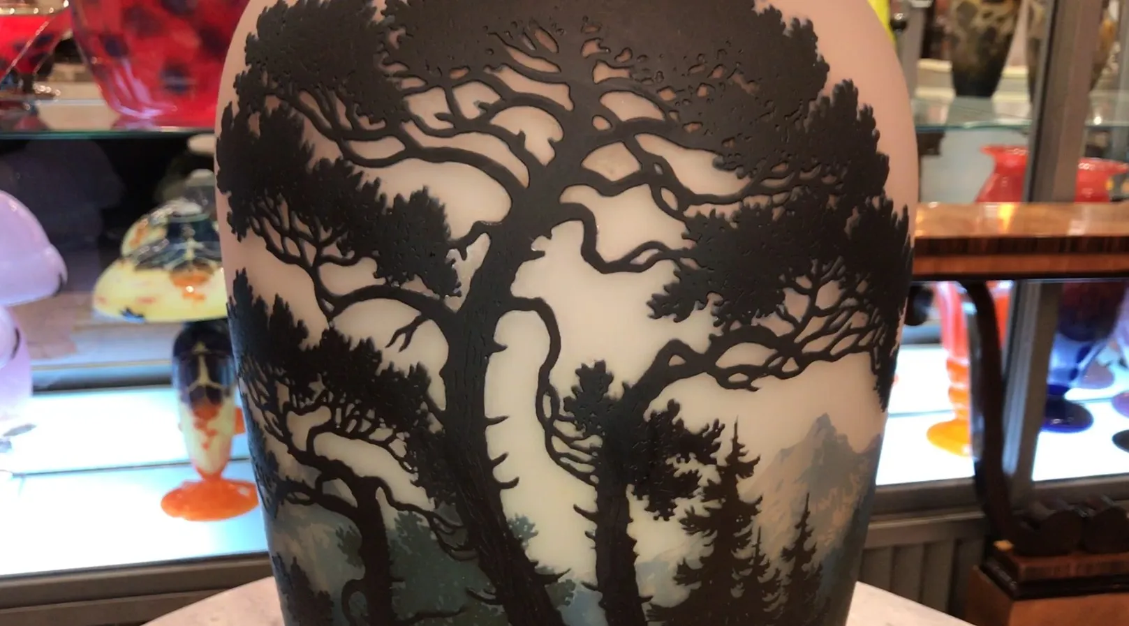 verre antique avec signature Muller Fres, motif d'arbres