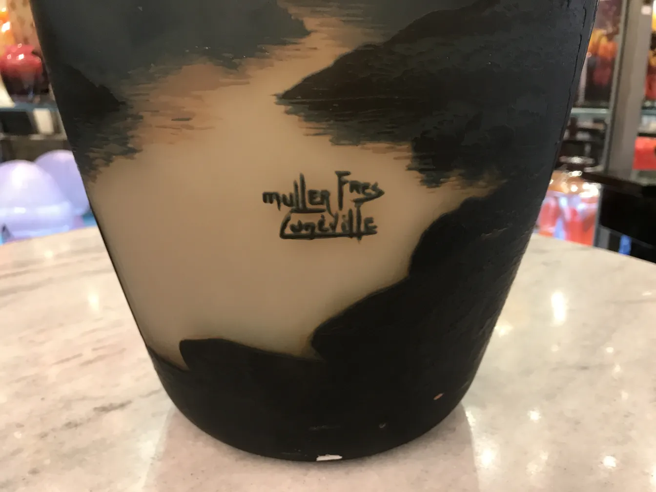 Vidrio antiguo con firma Muller Fres, fondo oscuro