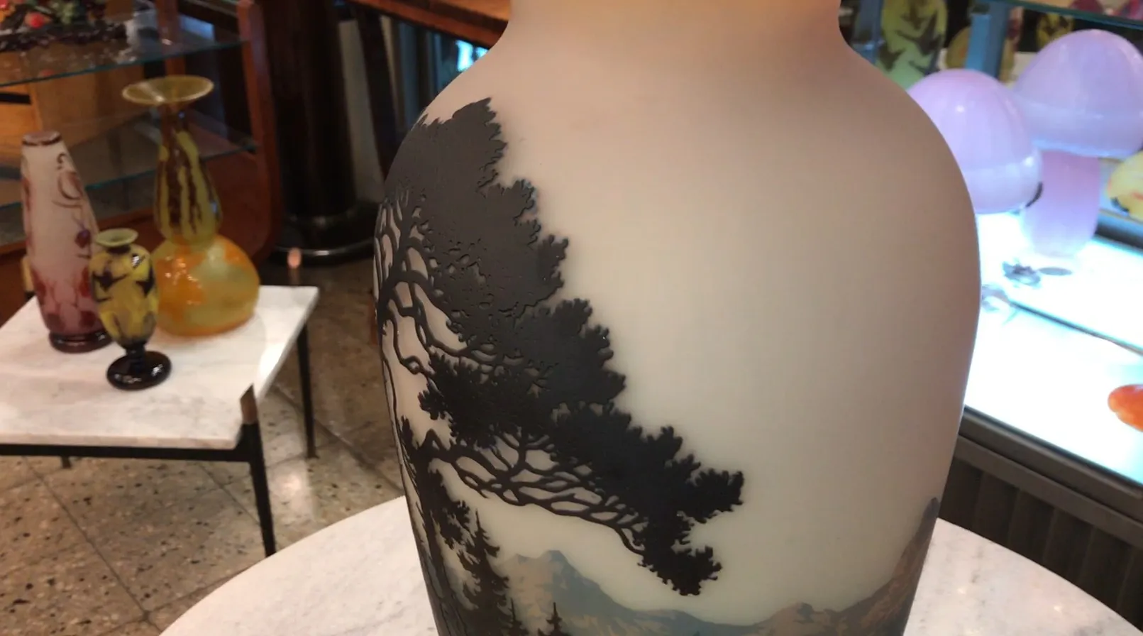 Verre signé Muller Fres ancien avec un motif naturel.