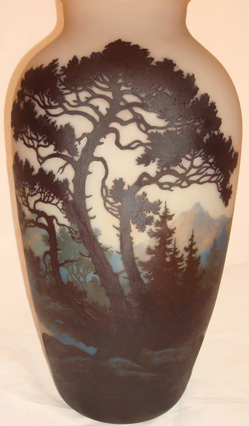 Signiertes Glas mit Baum- und Landschaftsmotiv