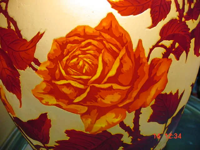 Antikes signiertes Glas von Muller Fres mit roten Rosen