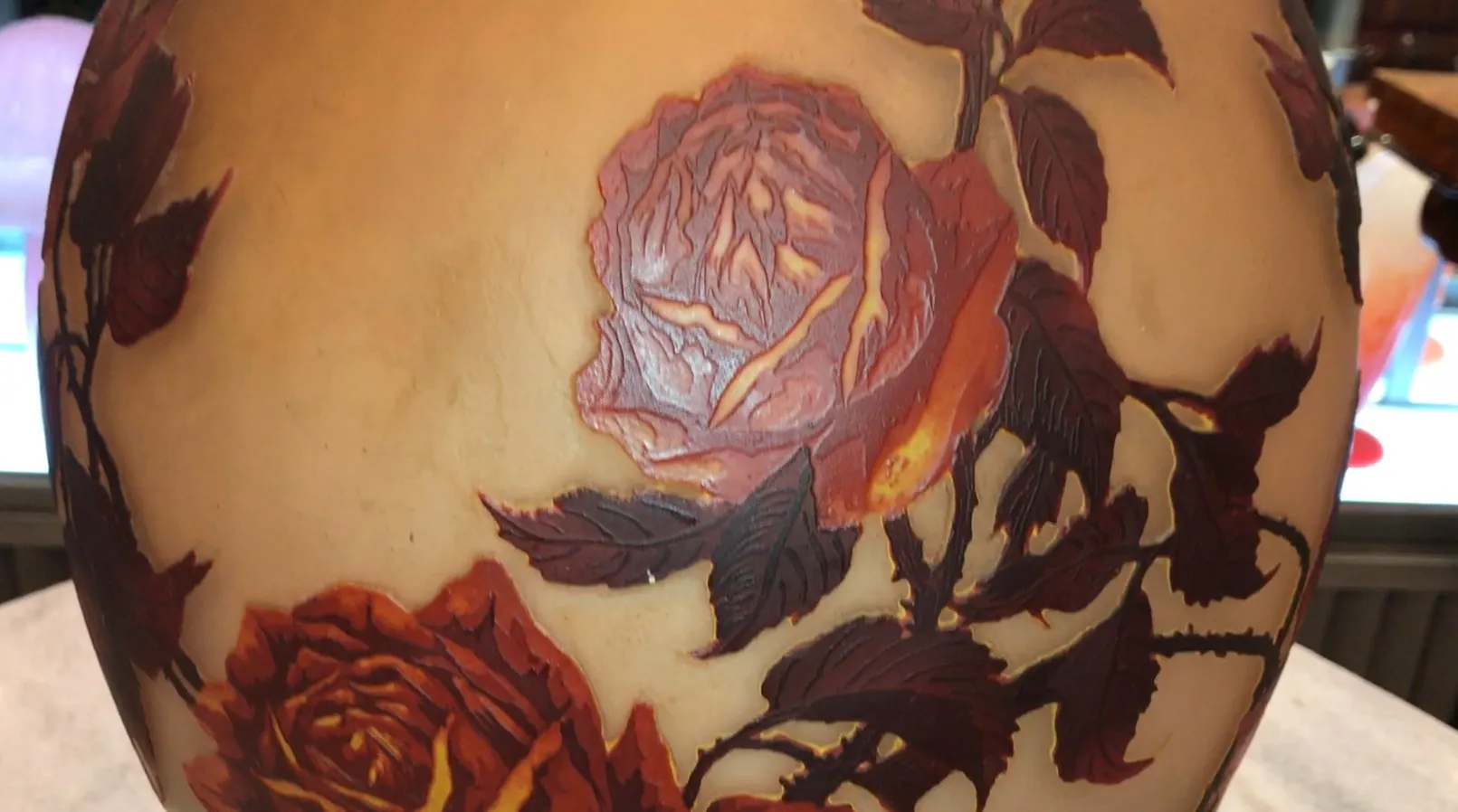 vidrio antiguo firmado de Muller Fres con decoración de flores