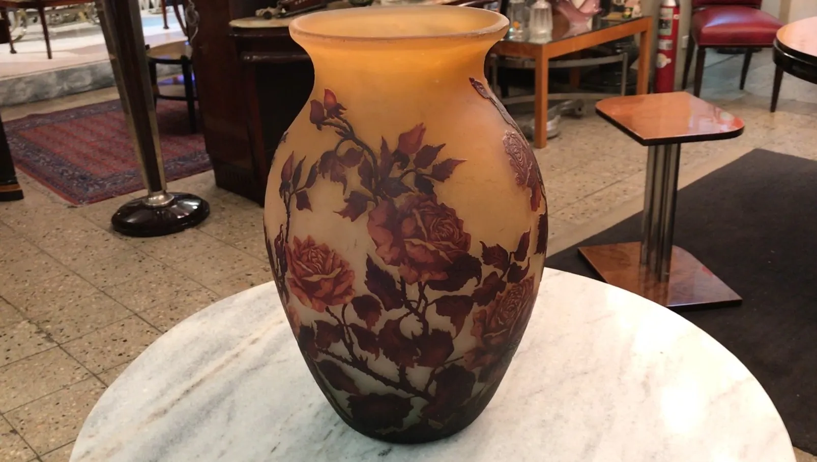 Antike Vase aus signiertem Glas von Muller Freres mit Blumendesign
