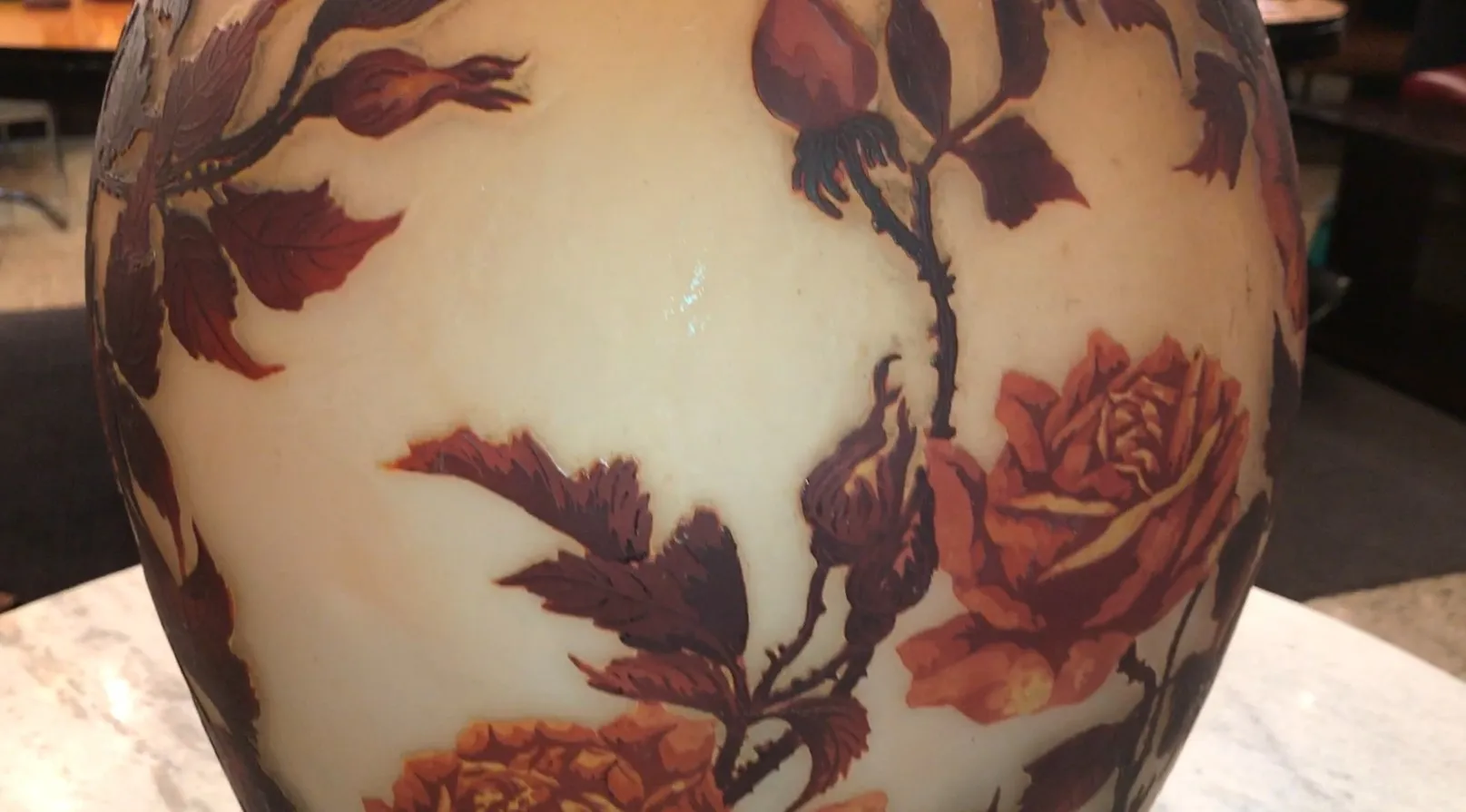 Vidro assinado Muller Fres com designs florais em tons quentes, antiguidade