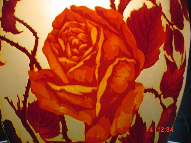 Verre antique signé par Muller Fres avec motif de roses