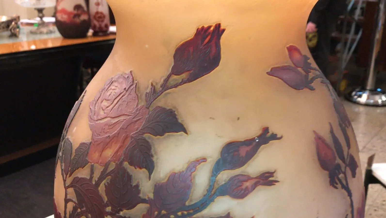 古董玻璃花瓶，带有花卉图案和muller fres签名。