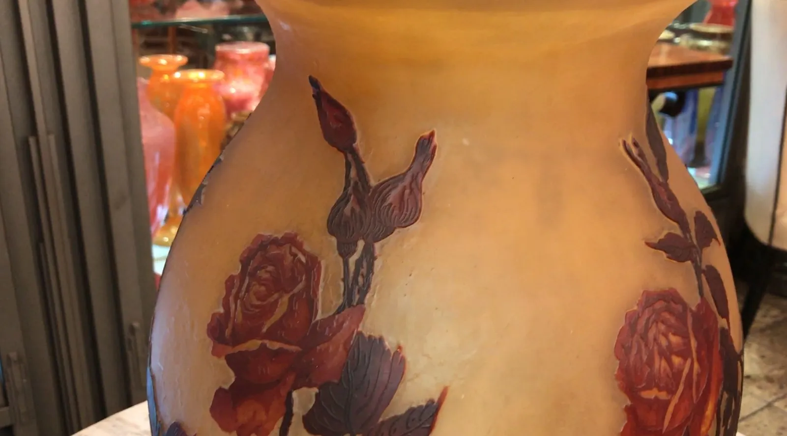 Vaso antico con design di rose e foglie, muller fres, atmosfera calda.