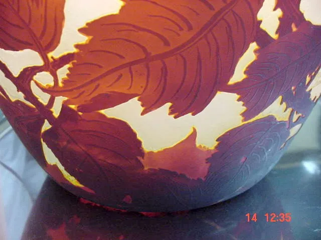 Antikes signiertes Glas Muller Fres mit Blätterdesign