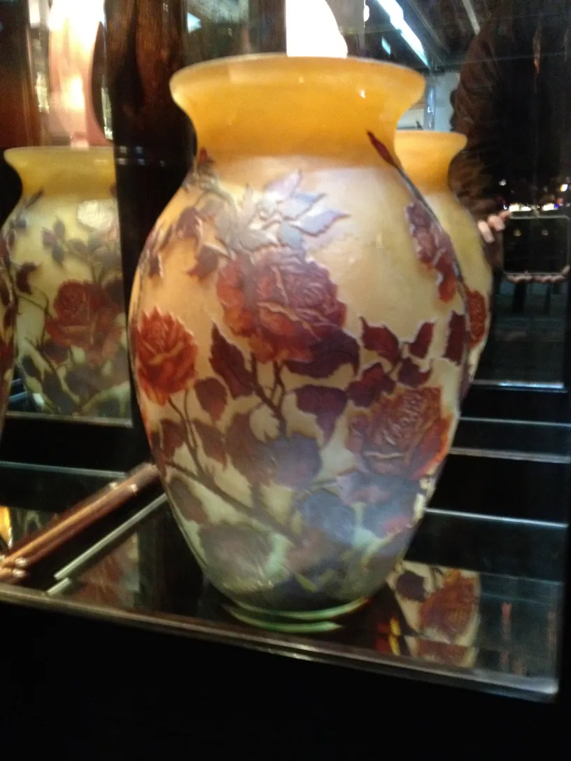 Vaso antigo decorado com rosas, Muller Fres, cor amarela