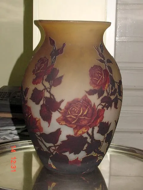 Vase ancien avec motif de fleurs rouges et feuilles, Muller Fres