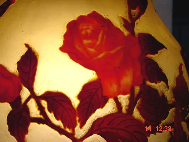 Beau verre ancien avec des motifs de roses rouges, signé Muller Fres.