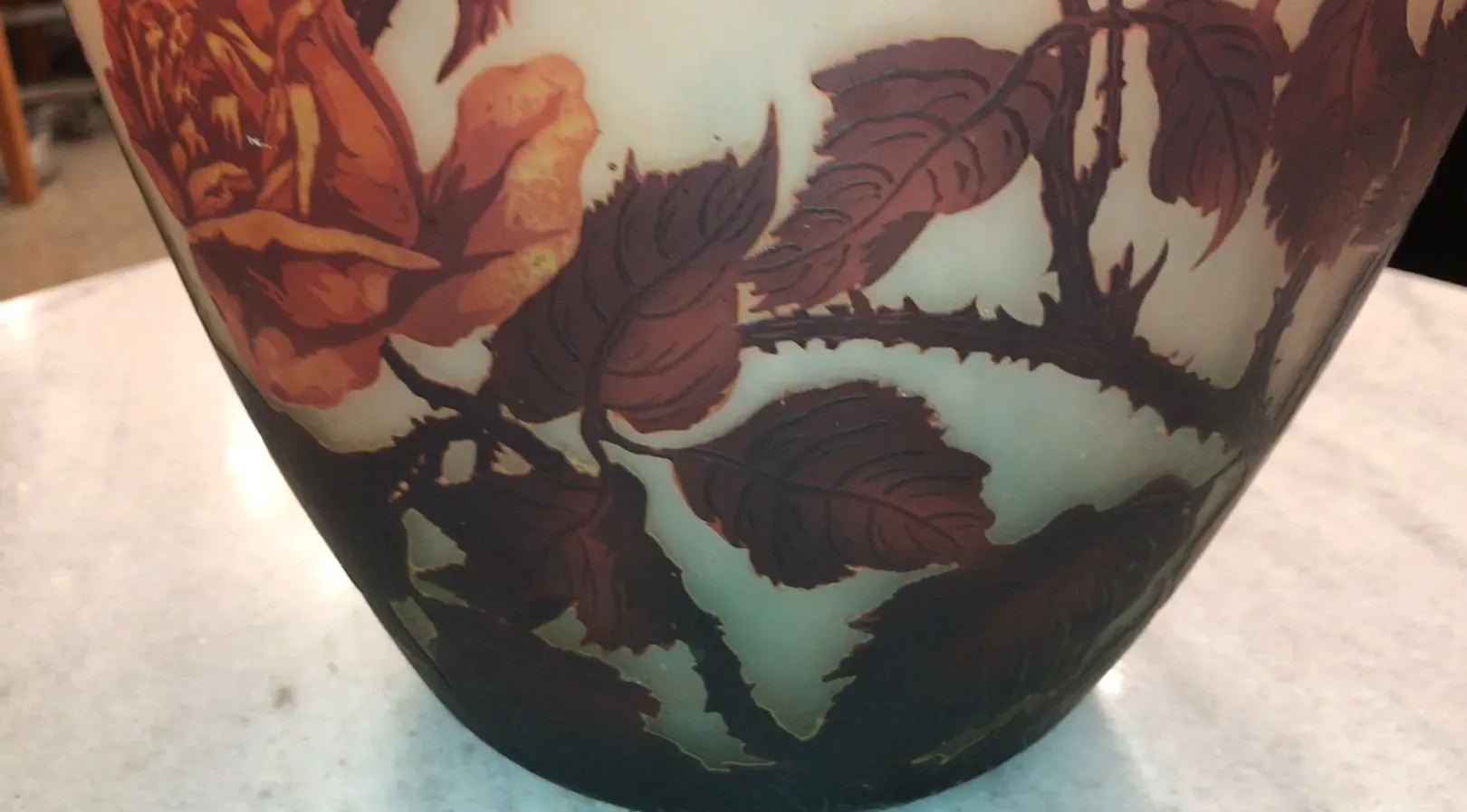 Verre ancien signé par Muller Fres avec motif floral