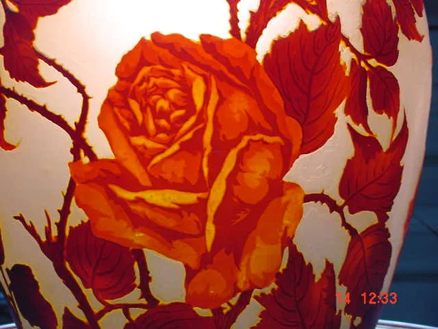 Vidrio antiguo firmado Muller Fres con diseño de rosas rojas