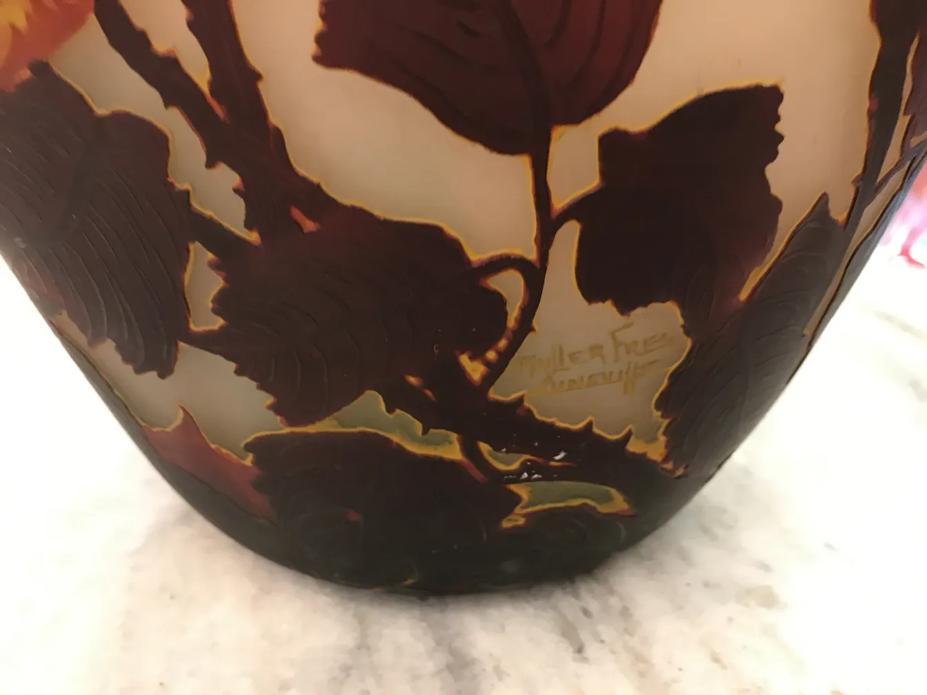 Vidrio antiguo firmado con hojas, Muller Fres visible