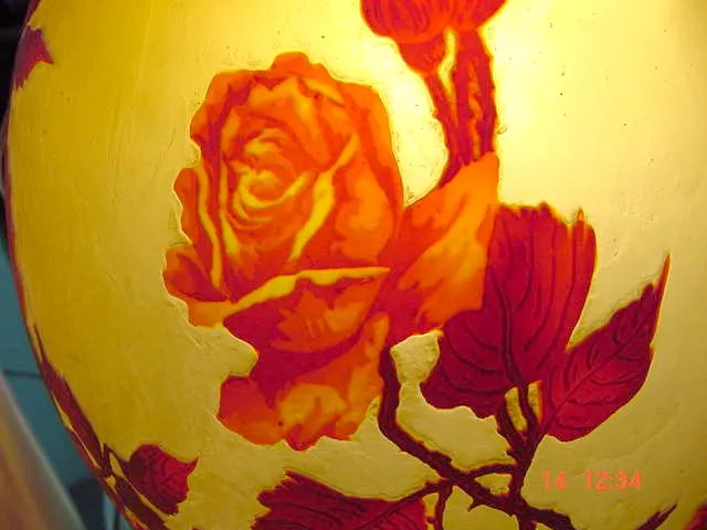 Verre ancien signé avec des roses vibrantes et des feuilles, style Muller Fres.