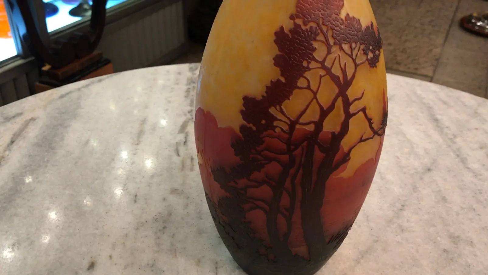 서명된 유리잔(Muller Fres) 따뜻한 색조와 풍경 디자인