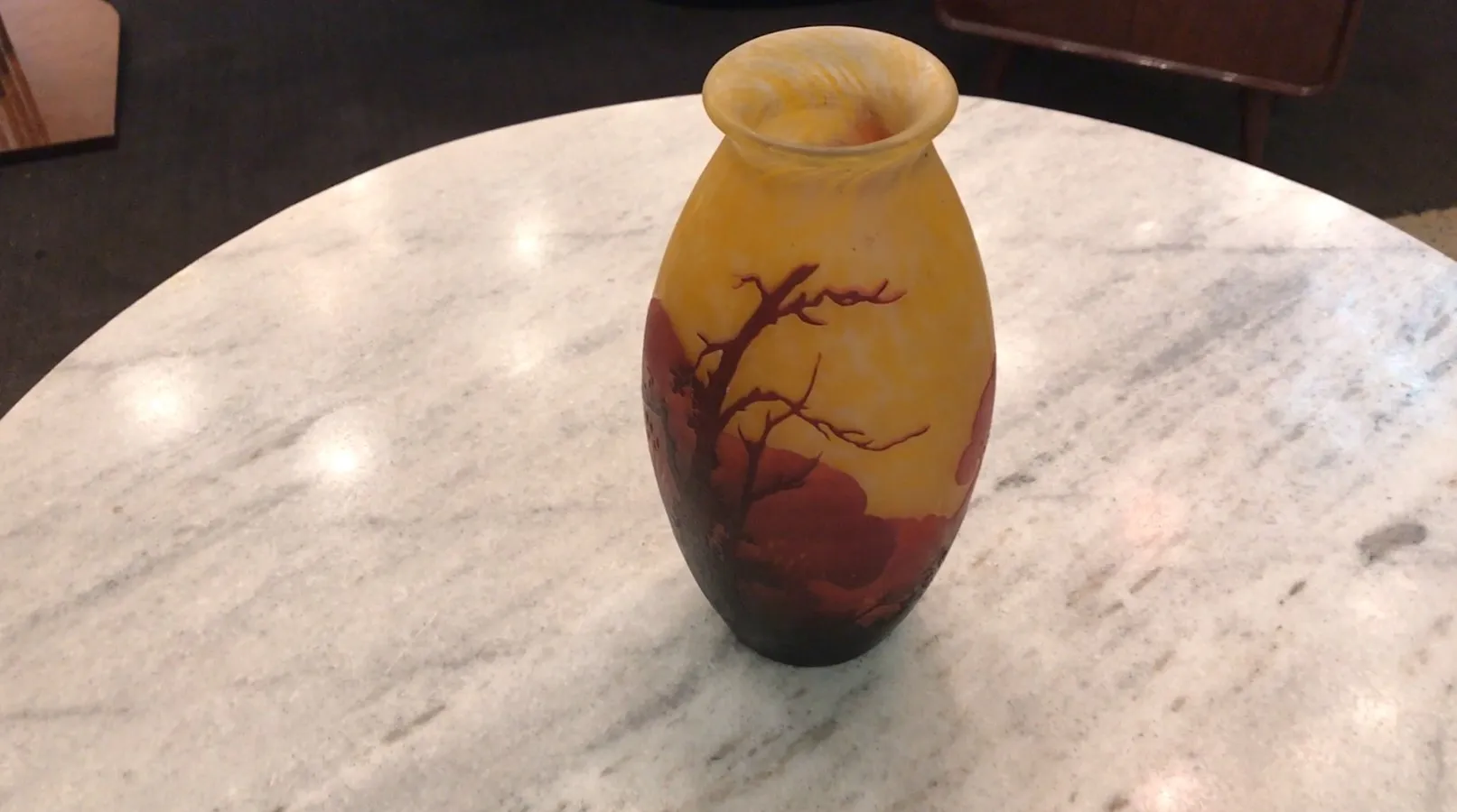 古董装饰玻璃签名Muller Fres，带有橙色和黄色树木设计