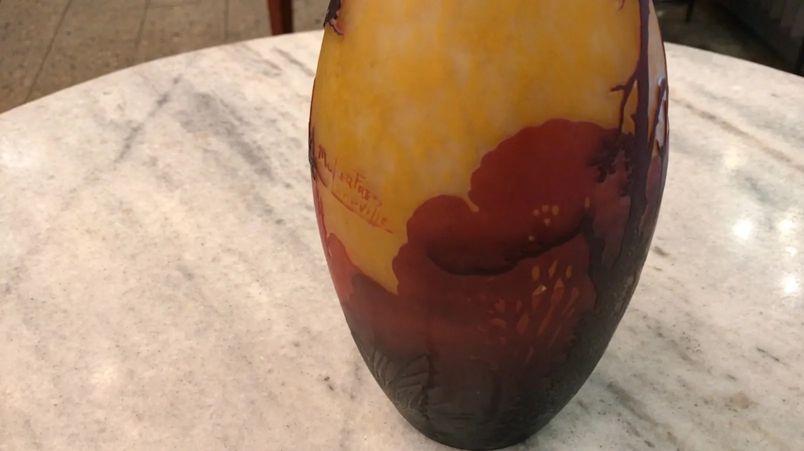 vidrio con firma de Muller Fres en fondo colorido, antiguo