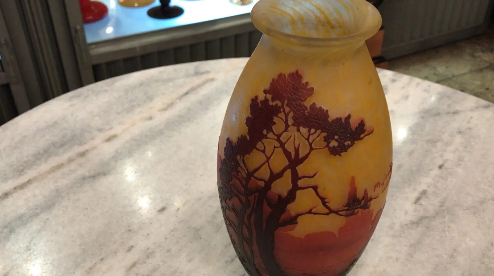 古董花瓶，带有树的设计和温暖的色彩，签名muller freres