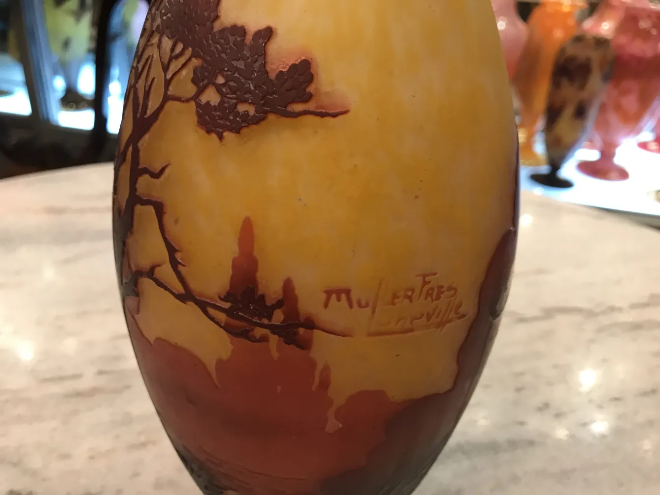 Muller Fresによるサイン入りグラス、暖色の背景。