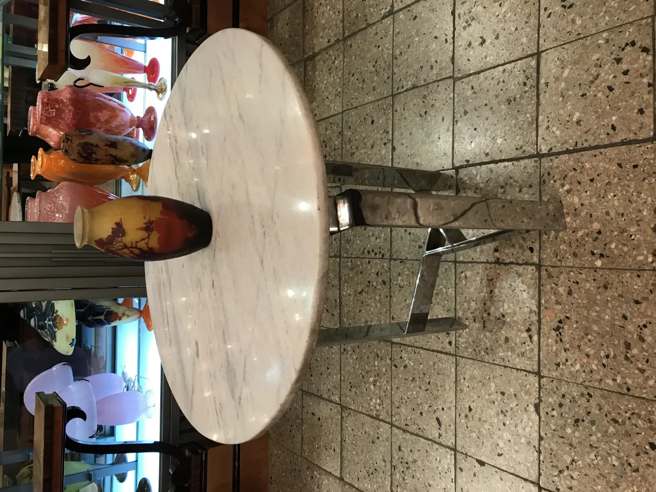 Античная ваза подписанная Muller Freres в декоративной обстановке