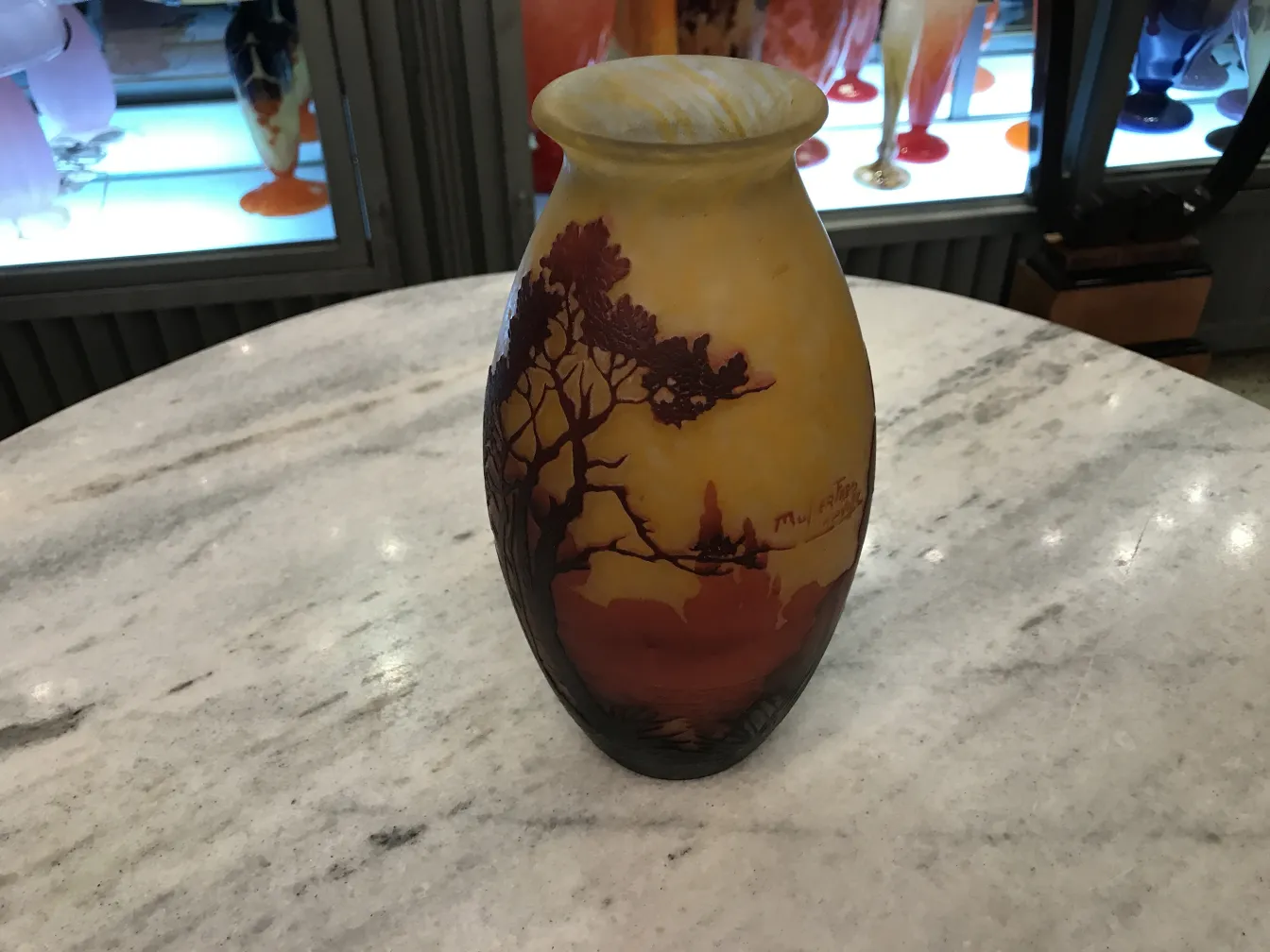 Vaso antigo com paisagem e assinatura de Muller Fres.