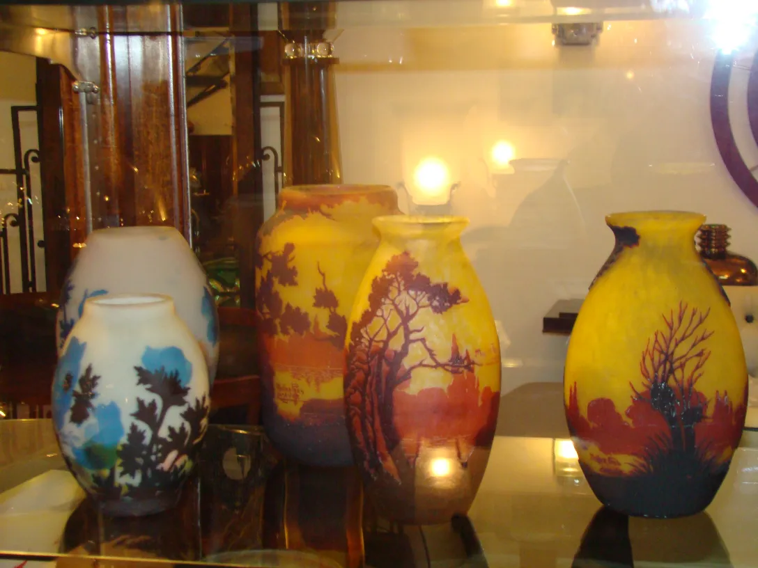 Vidrio firmado Muller Fres en varios colores, expositor