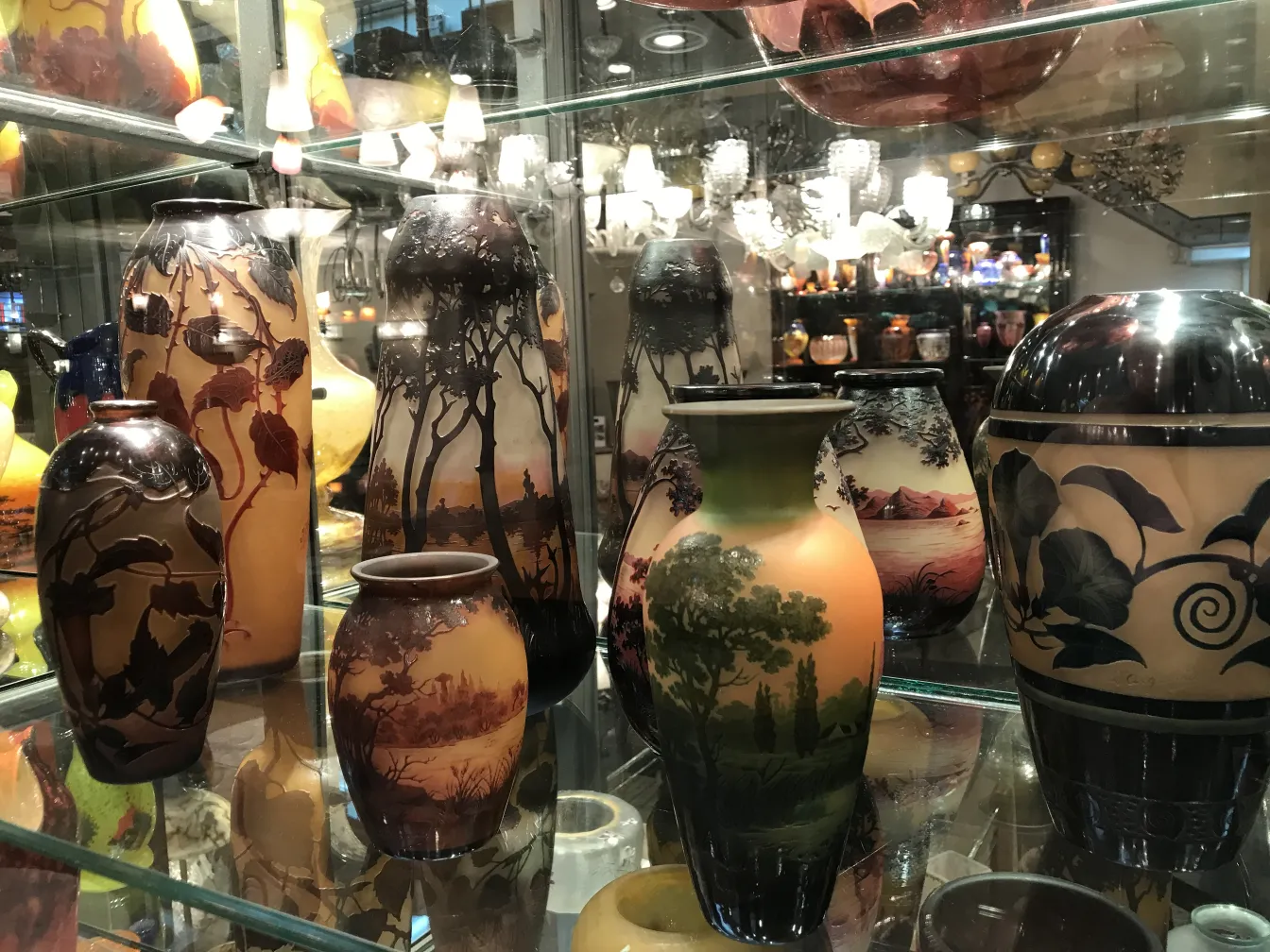 Vidro assinado Muller Fres em vitrine antiga, várias decorações.