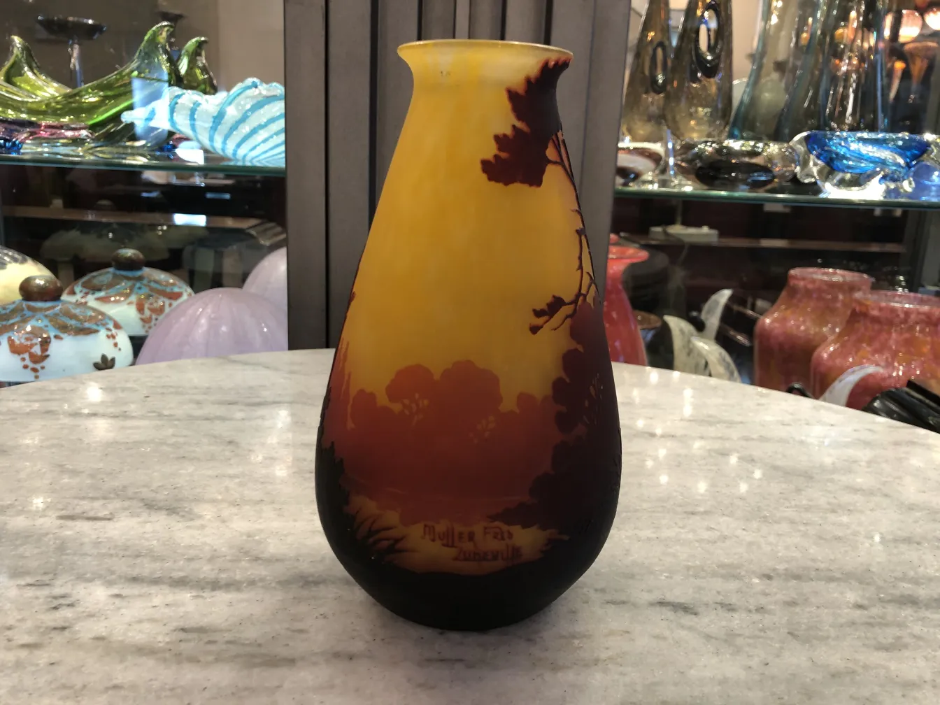 vaso antigo com acabamento degradado e assinatura Muller Fres na base