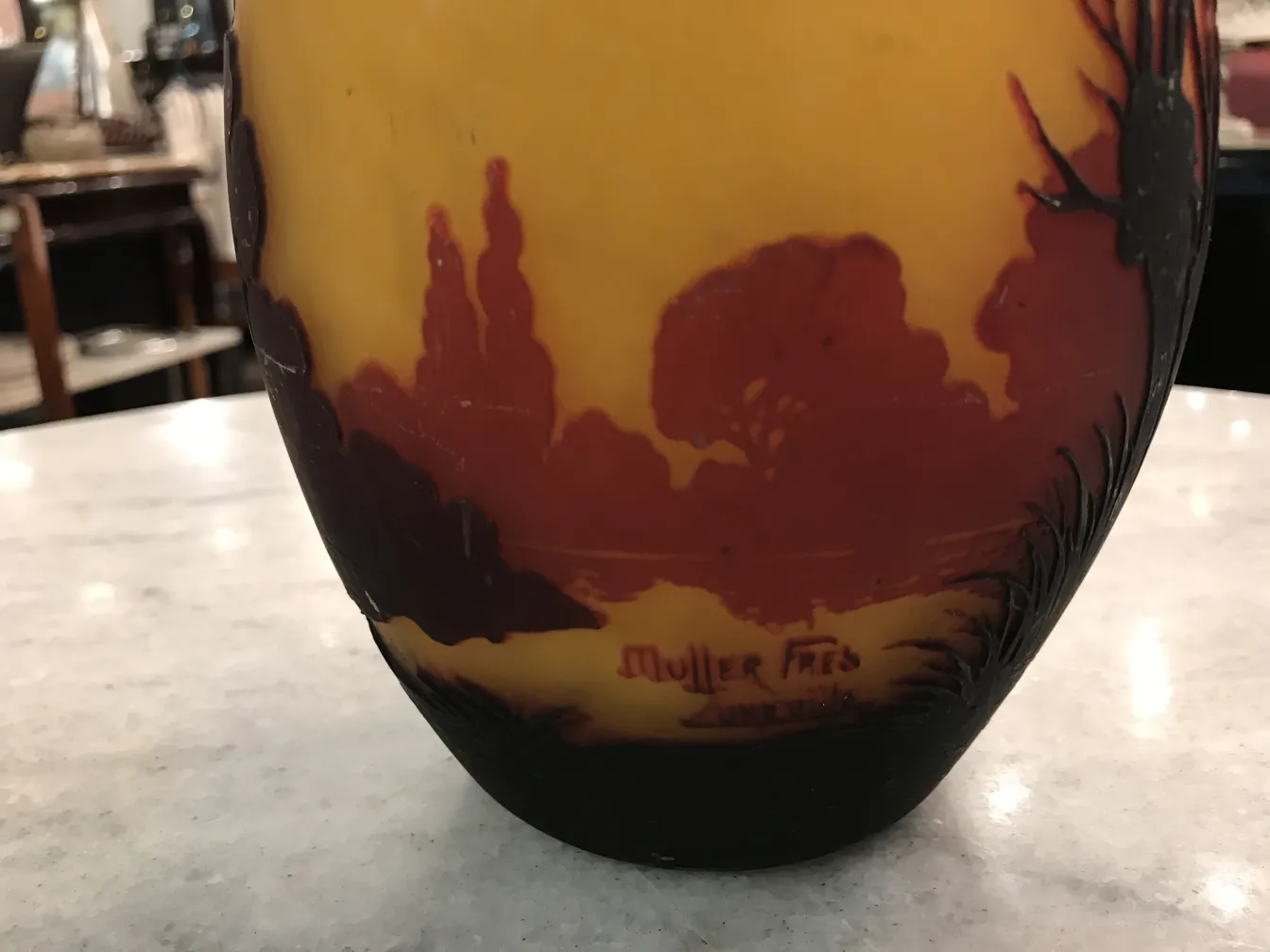 Verre ancien signé Muller Freres avec un paysage en tons chauds.