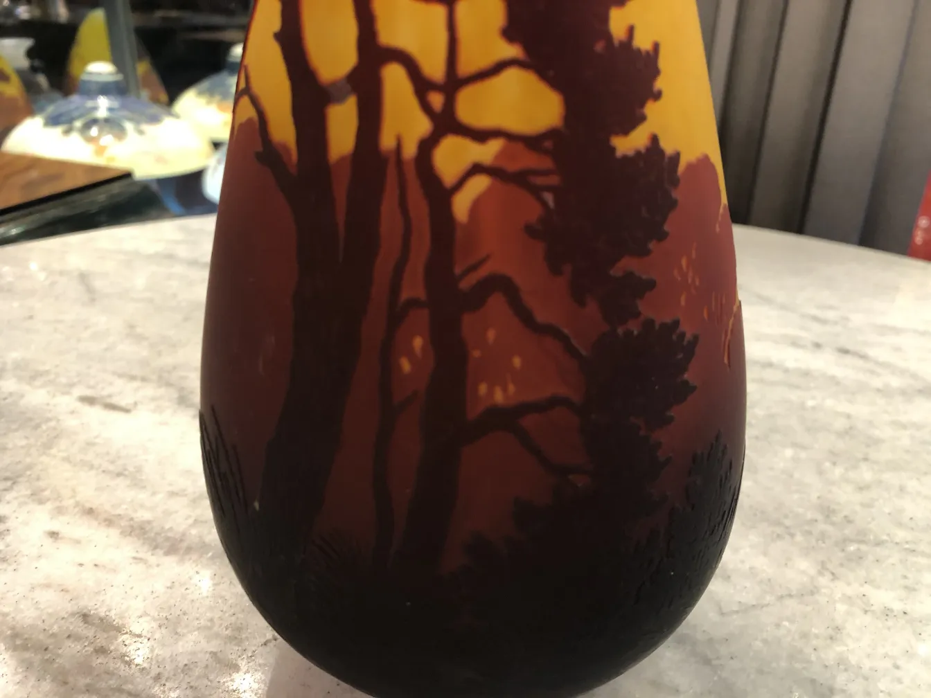 Verre signé Muller Fres avec un design d'arbres et un environnement naturel.