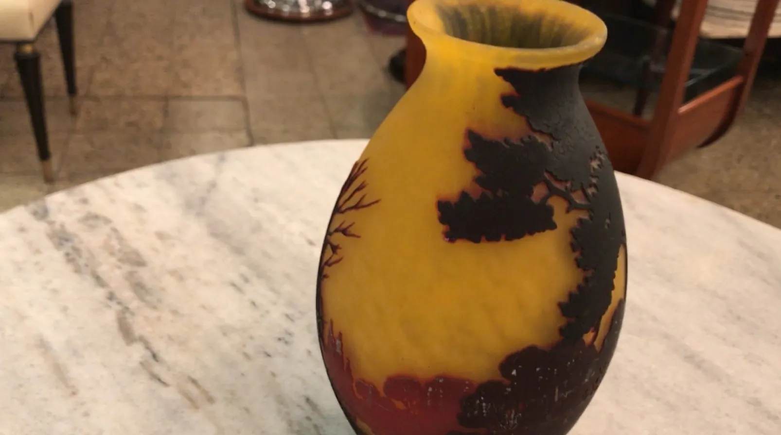 Vase mit Unterschrift, gelbe und dunkle Töne