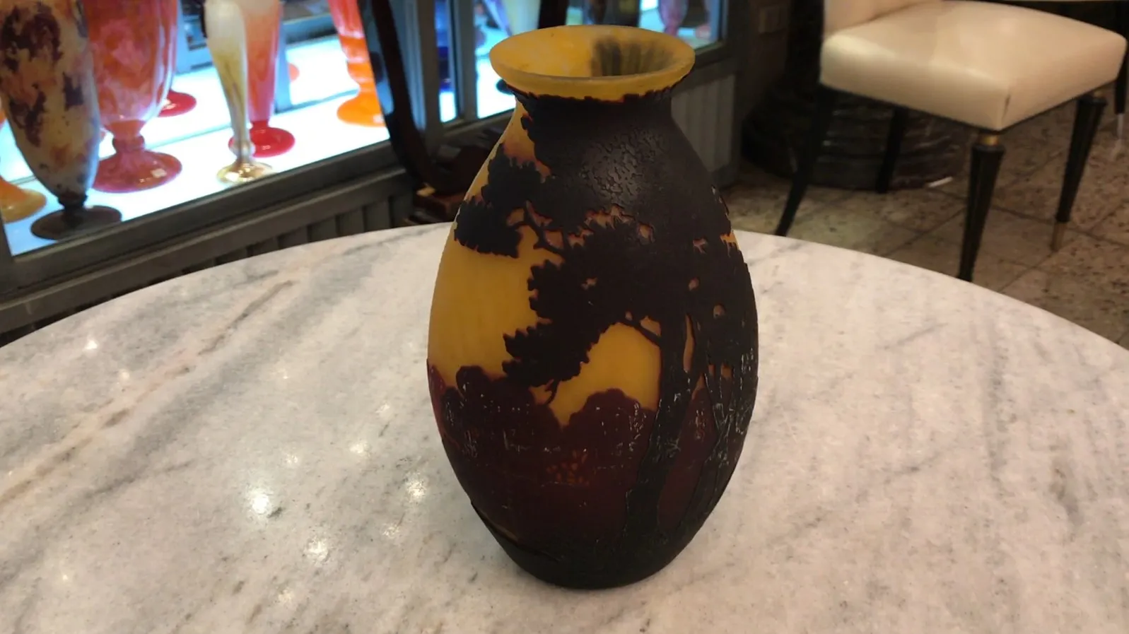 Vase avec signature Muller Fres, design attrayant en couleurs sombres et jaunes, cadre ancien.