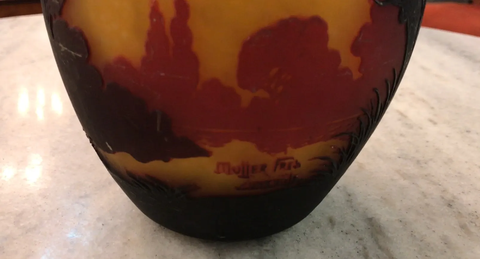 Antikes signiertes Glas Muller Freres mit buntem Landschaftsbild