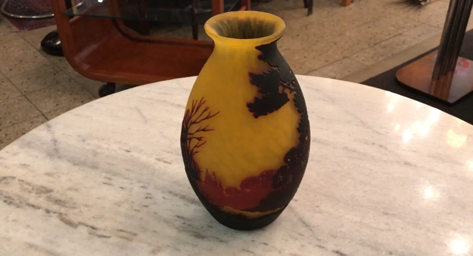 Antike Vase aus signiertem Glas von Muller Freres mit Landschaften.