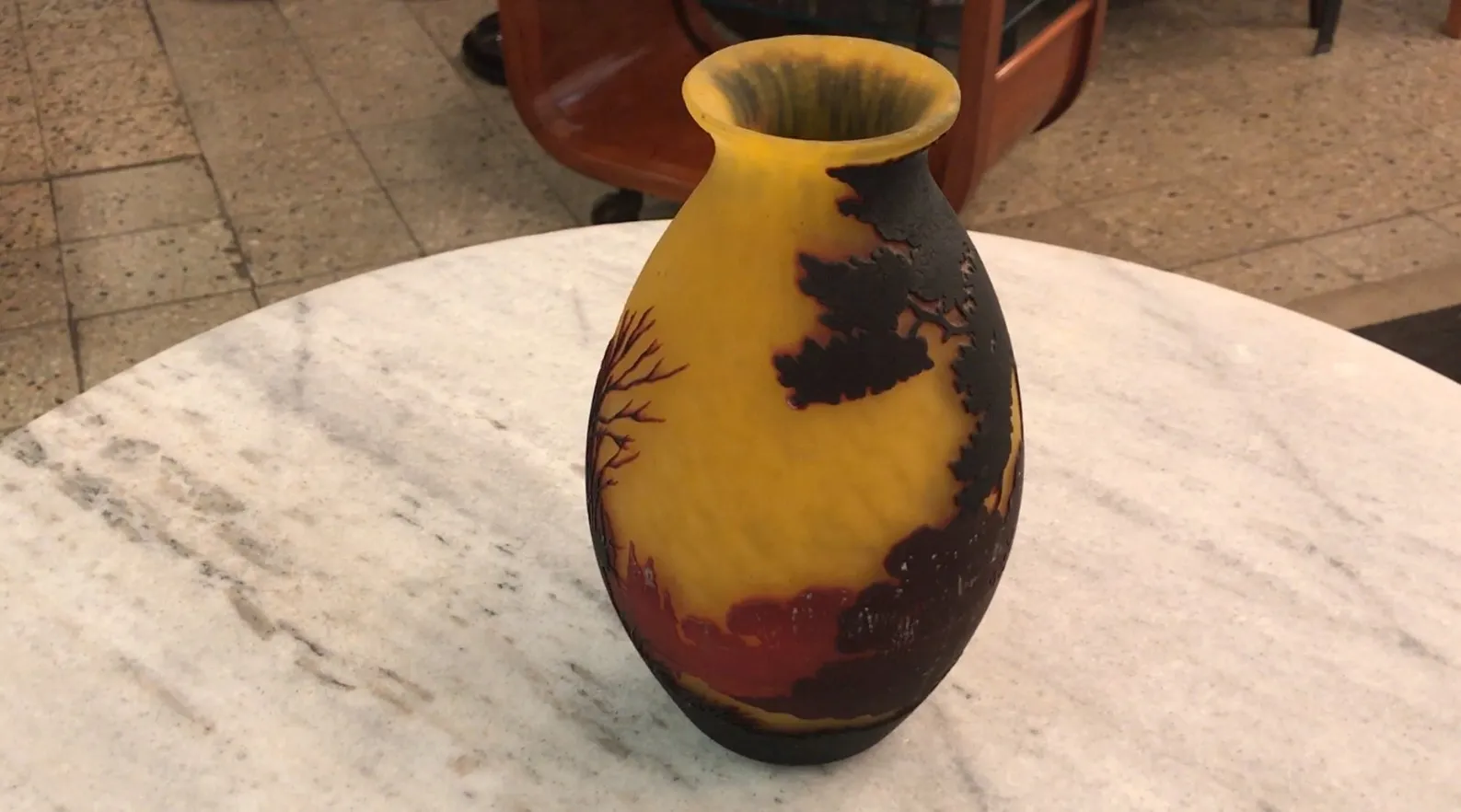 Un elegante vaso di vetro firmato da Muller Fres, con un design decorativo dai colori vivaci su uno sfondo giallo.