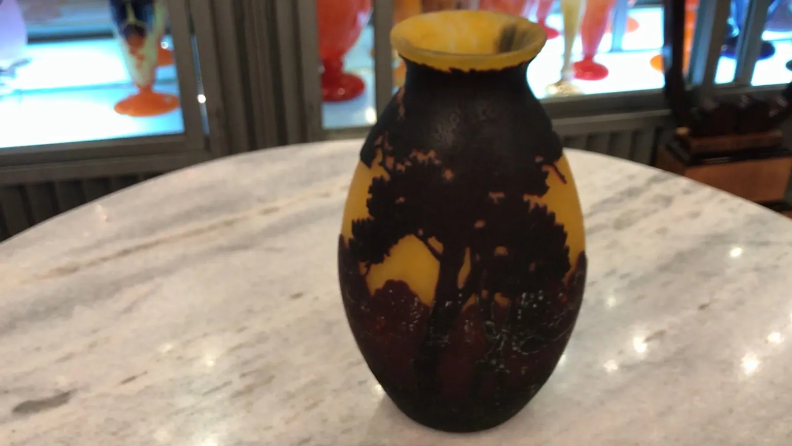 Antikes signiertes Glas von Muller Freres mit einem naturalistischen Baumdesign.