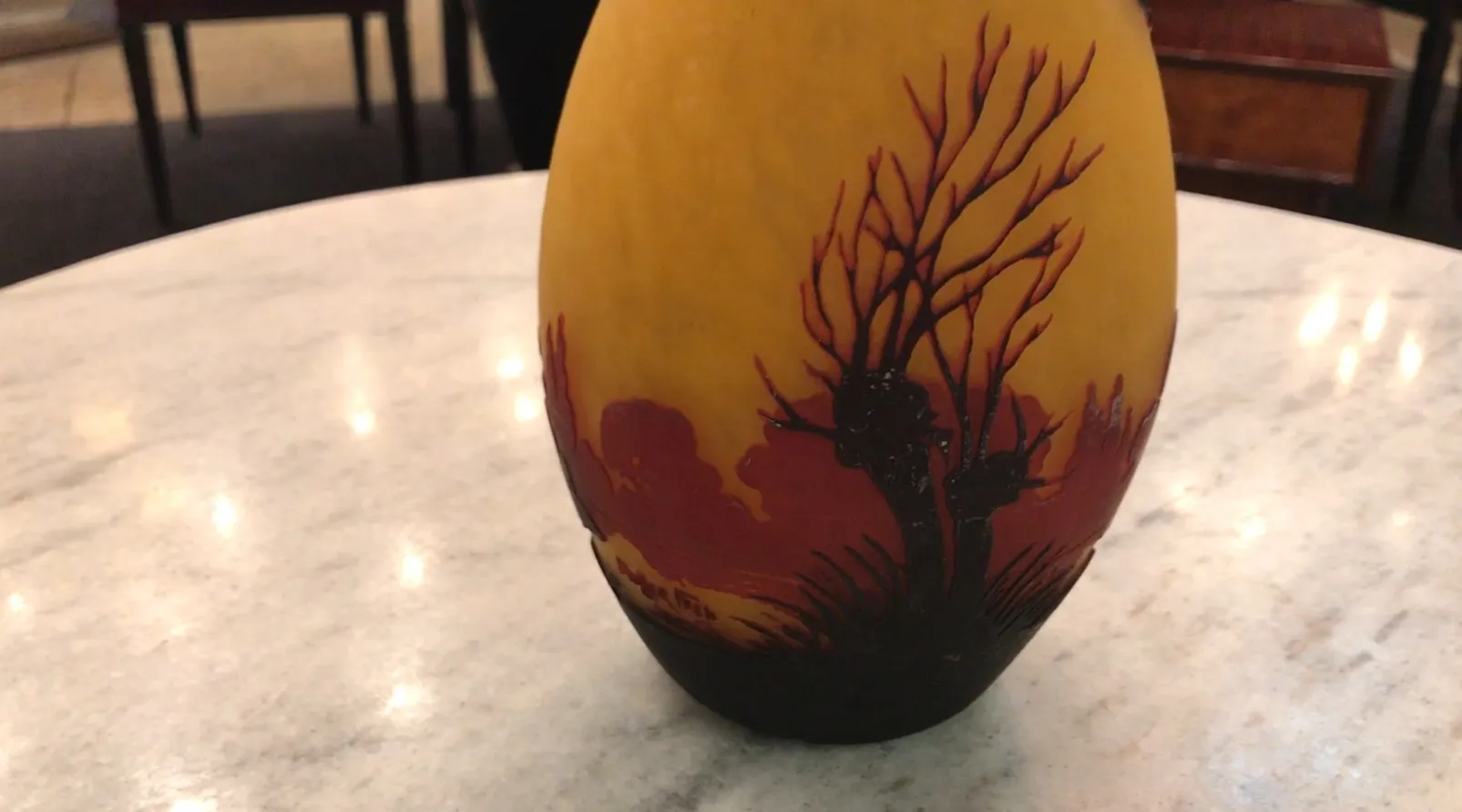 vidro assinado Muller Fres com decoração pintada em preto e ocre, fundo de paisagem