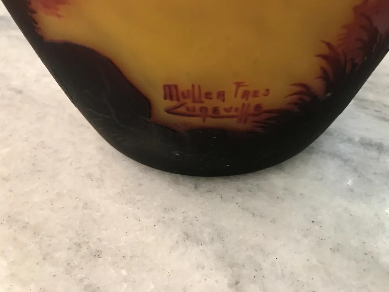 Verre ancien avec la signature de Muller Fres, couleurs vives et décoration subtile.