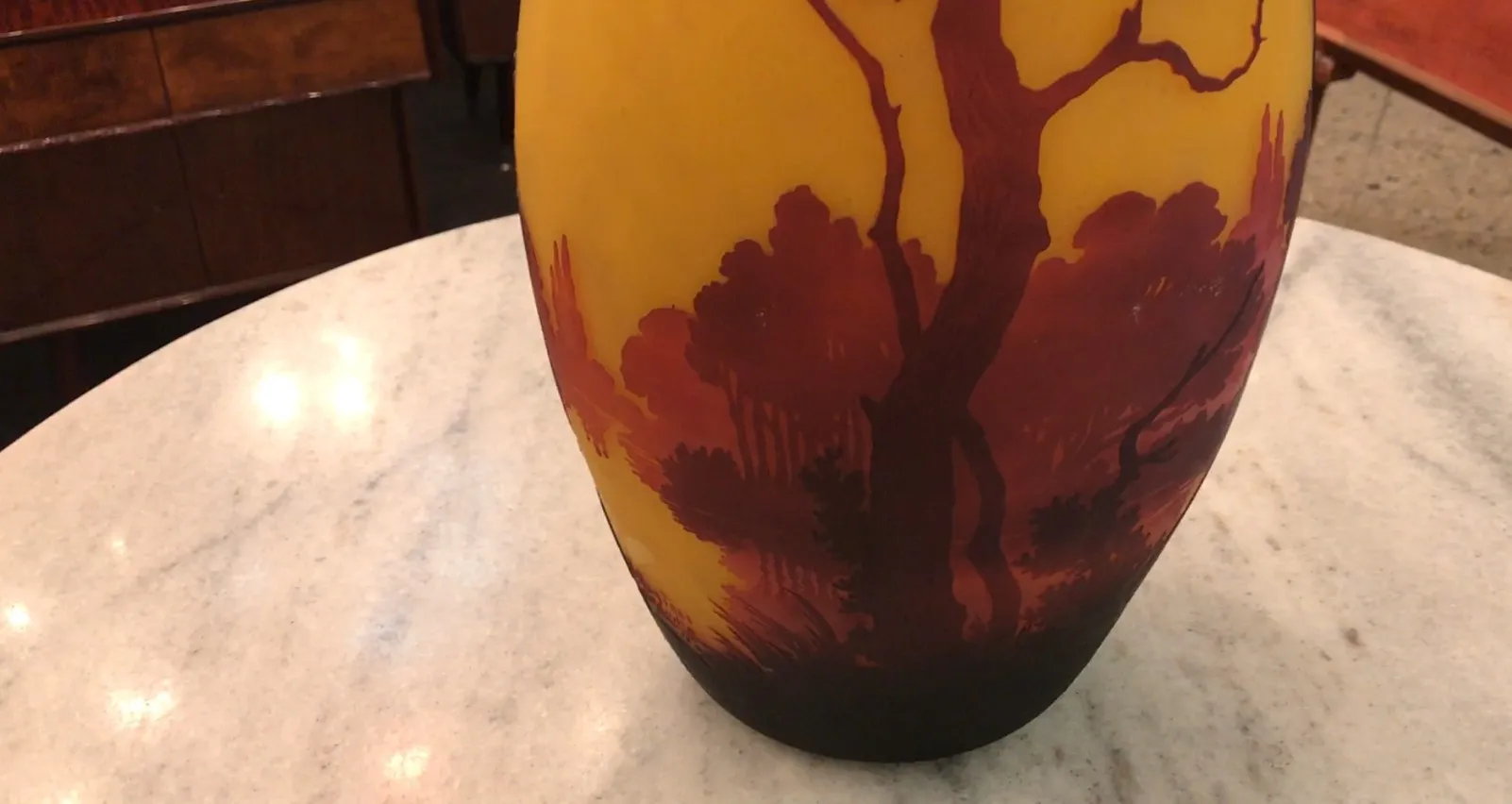 Signiertes Glas von Muller Freres mit gelbem und rotem Design