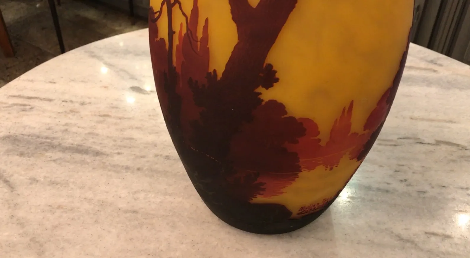 Signiertes Glas Muller Fres mit warmer Farbgebung und organischen Formen, antike Atmosphäre.