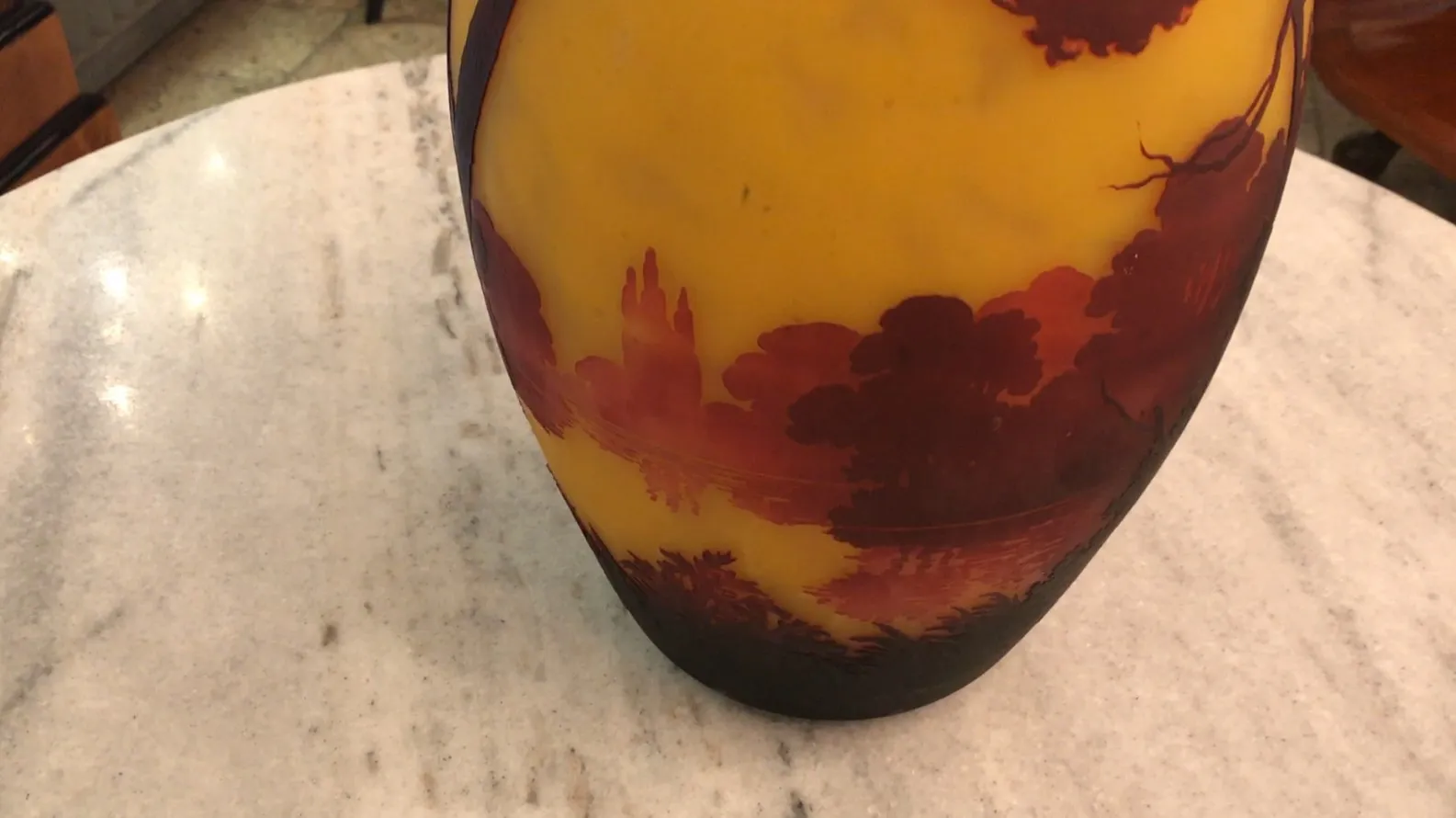 Antikes Glas mit gemalter Landschaft und unterschrieben von Muller Fres