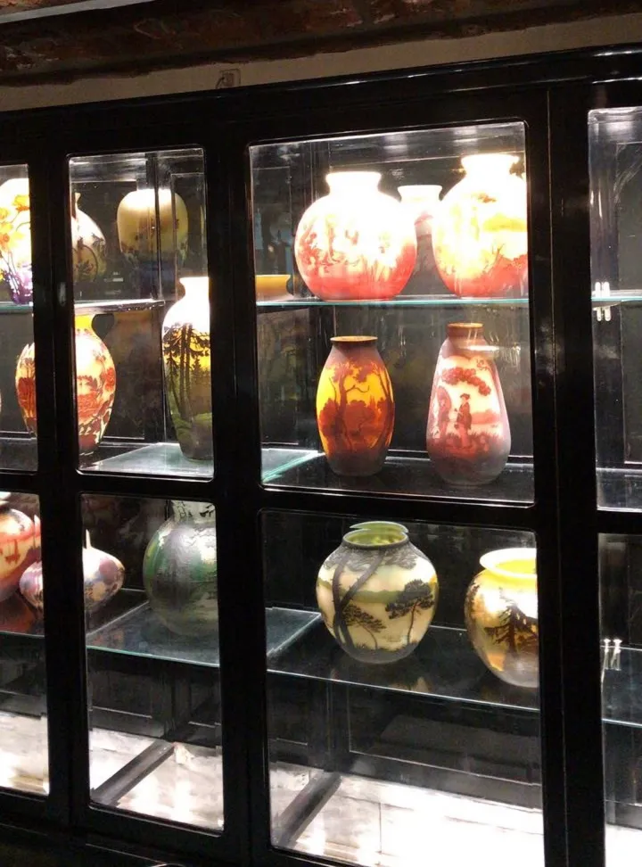 Antikes signiertes Glas Muller Fres mit bunten Designs