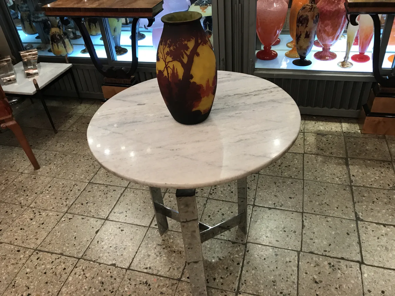 Descrizione di antiquariato con vetro firmato muller fres e colori vivaci.