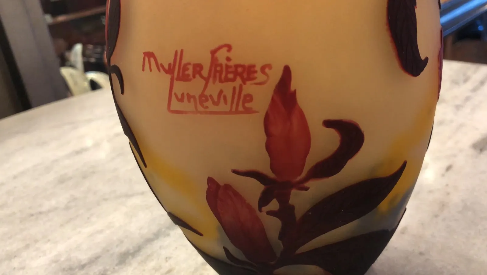 Vetro antico con motivo floreale rosso, firmato muller fres