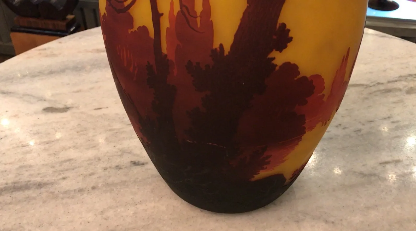 Verre signé Muller Fres avec fond aux couleurs chaudes et motifs naturels